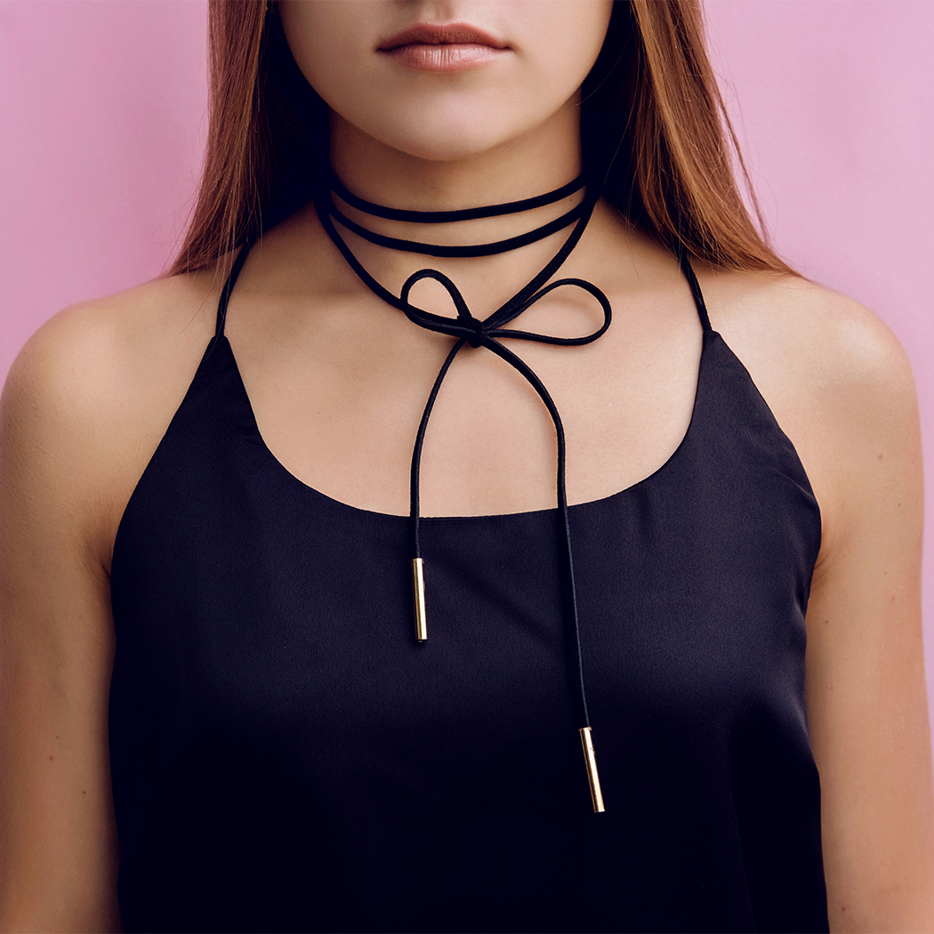 Choker na szyję - sprawdź 8 sposób, jak modnie zawiązać naszyjnik!
